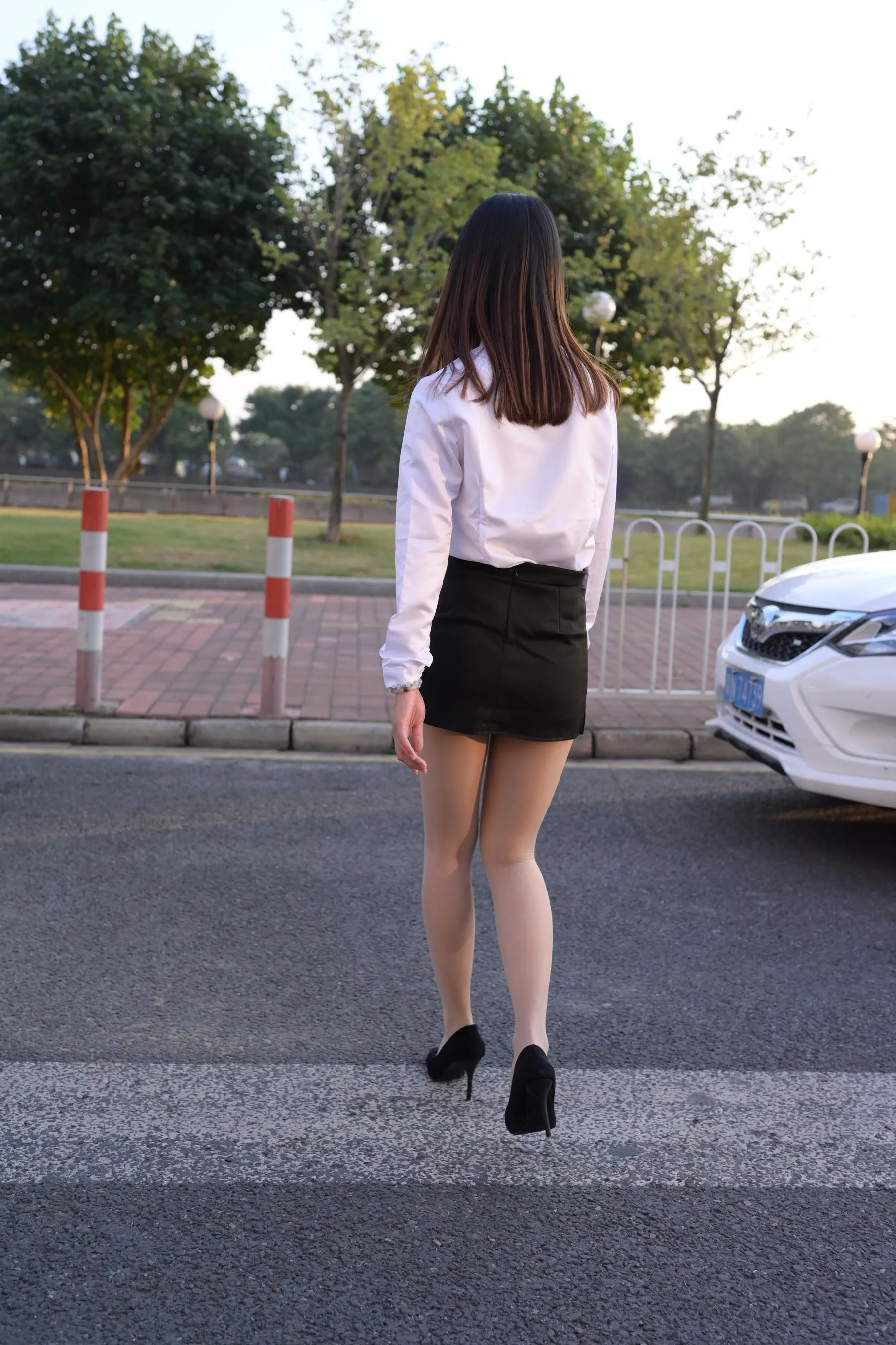 [魔镜街拍] NO.082 SM_0006街拍肉丝高跟制服ol小姐姐 [203P]插图7